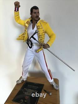 16 Queen Freddie Mercury At Wembley Complete Figure 12 Hot Toy