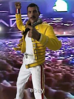 16 Queen Freddie Mercury At Wembley Complete Figure 12 Hot Toy