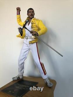 16 Queen Freddie Mercury At Wembley Complete Figure 12 Hot Toy