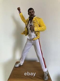 16 Queen Freddie Mercury At Wembley Complete Figure 12 Hot Toy