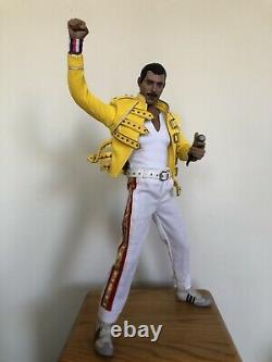 16 Queen Freddie Mercury At Wembley Complete Figure 12 Hot Toy