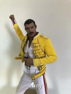 16 Queen Freddie Mercury At Wembley Complete Figure 12 Hot Toy