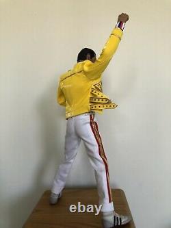 16 Queen Freddie Mercury At Wembley Complete Figure 12 Hot Toy