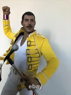 16 Queen Freddie Mercury At Wembley Complete Figure 12 Hot Toy