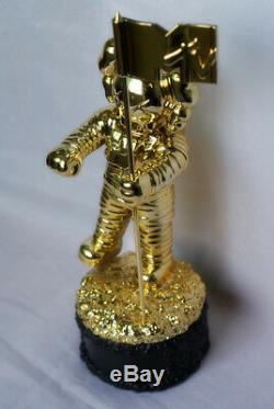 MTV KAWS MoonMan Video Music Award Trophy Gold Festival Trophy Kabinett Rare