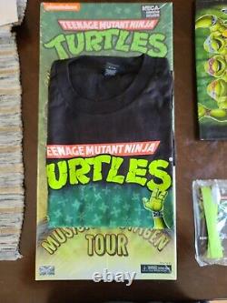 NECA TMNT Musical Mutagen Tour 2020 Con Exclusive (T-Shirt L Badge & Bag)